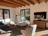 Chalet Presseggersee comfortabele woonkamer met hoekbank, eettafel met 10 stoelen, smart TV, houtkachel